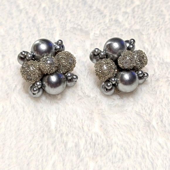 Vintage 50's Elegant Silvertone Faux Pearl Cluster Clip Earrings -Made in Japan - Picture 4 of 7